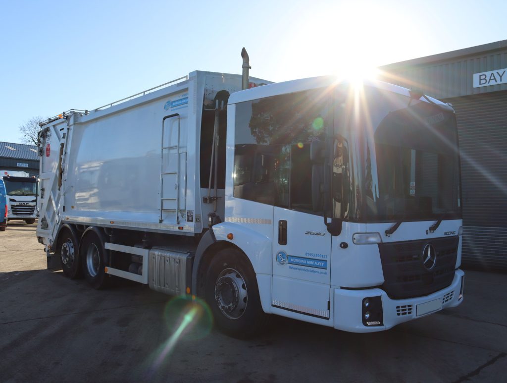 Front offside of a Mercedes Econic 2630L fitted with MOL Ecomax 4000 body and Terberg OmniDEL domestic lift