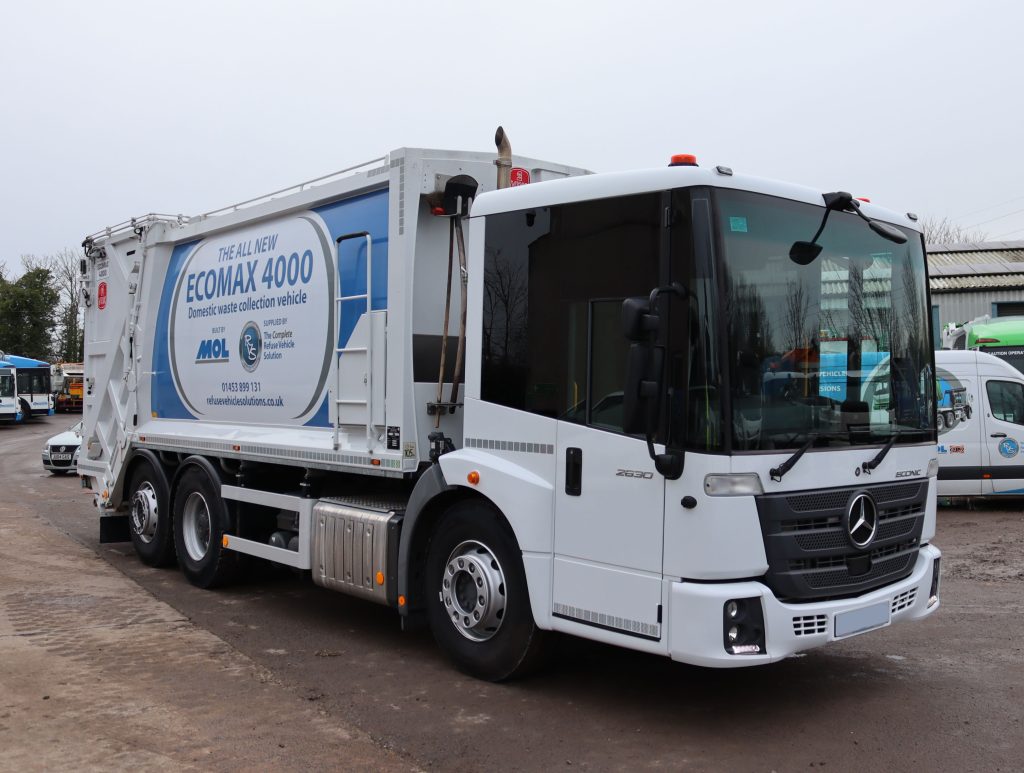 Front offside of a Mercedes Econic 2630L fitted with MOL Ecomax 4000 body and Terberg OmniDEL domestic lift