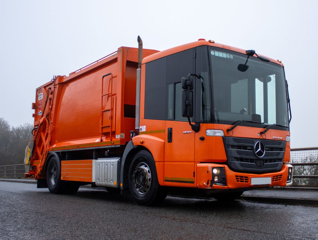 Front offside of a Mercedes Econic 2630L fitted with a MOL Ecomax 4000 body and CB011 trade lift