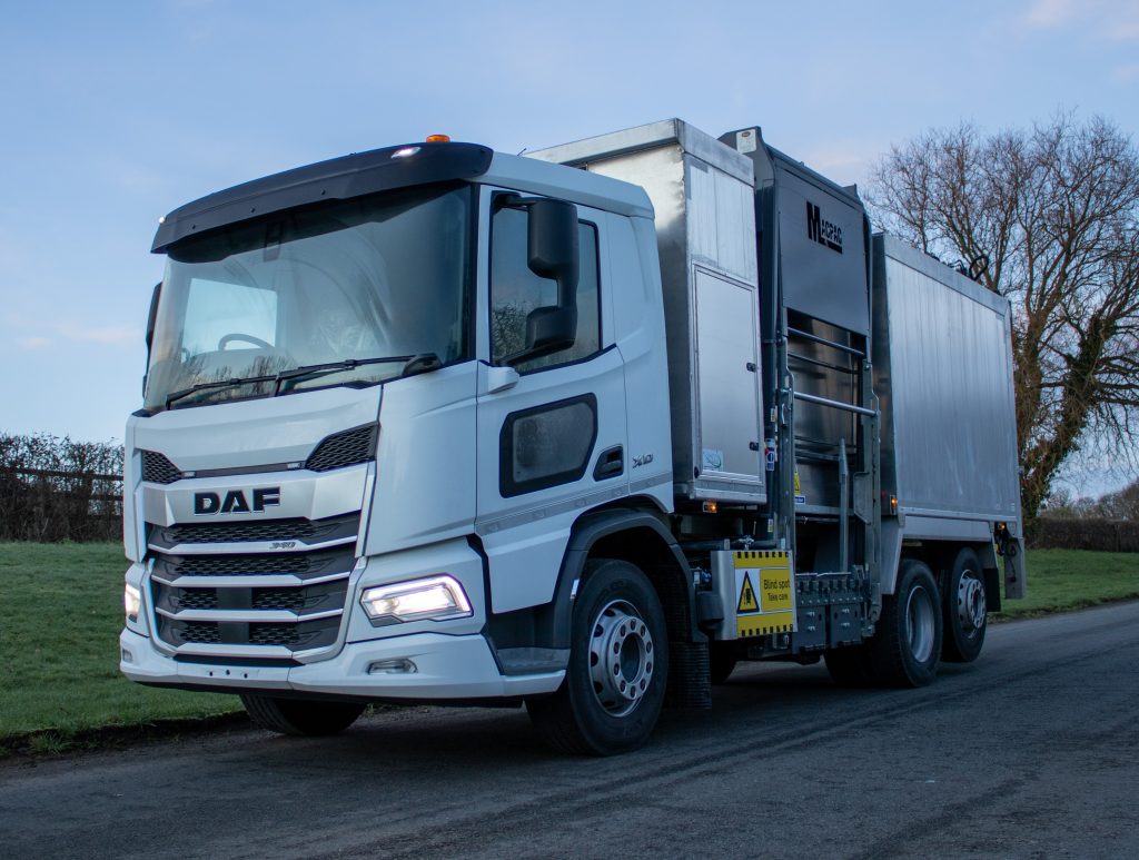 Front nearside of a DAF XD 340 fitted with Swadlincote Aluminium Body Toploader