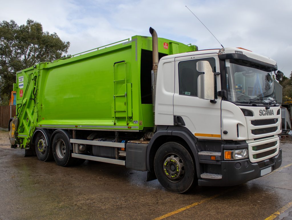 Front offside of a Scania P320 fitted with a MOL Pusher 4000 body and CB011 trade lift