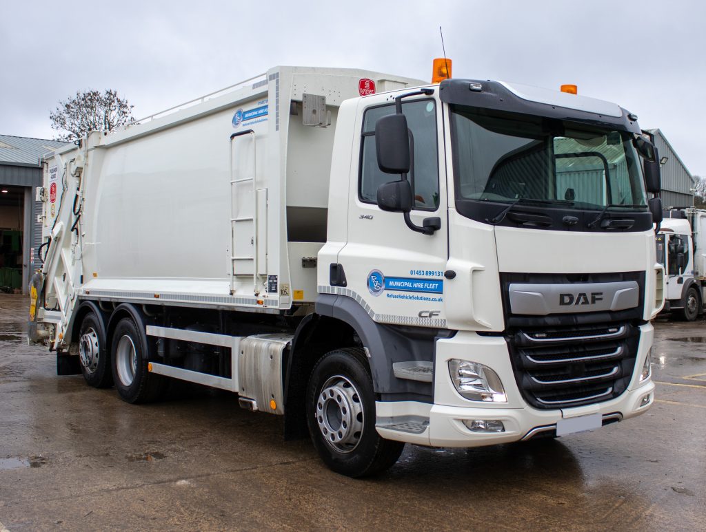 Front offside of a DAF CF 340 with MOL Pusher 4000 body and CB011 trade lift