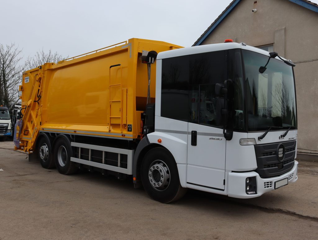 Front offside of an Electric Conversion Mercedes Econic fitted with MOL Pusher 4000 body and CB011 Trade lift
