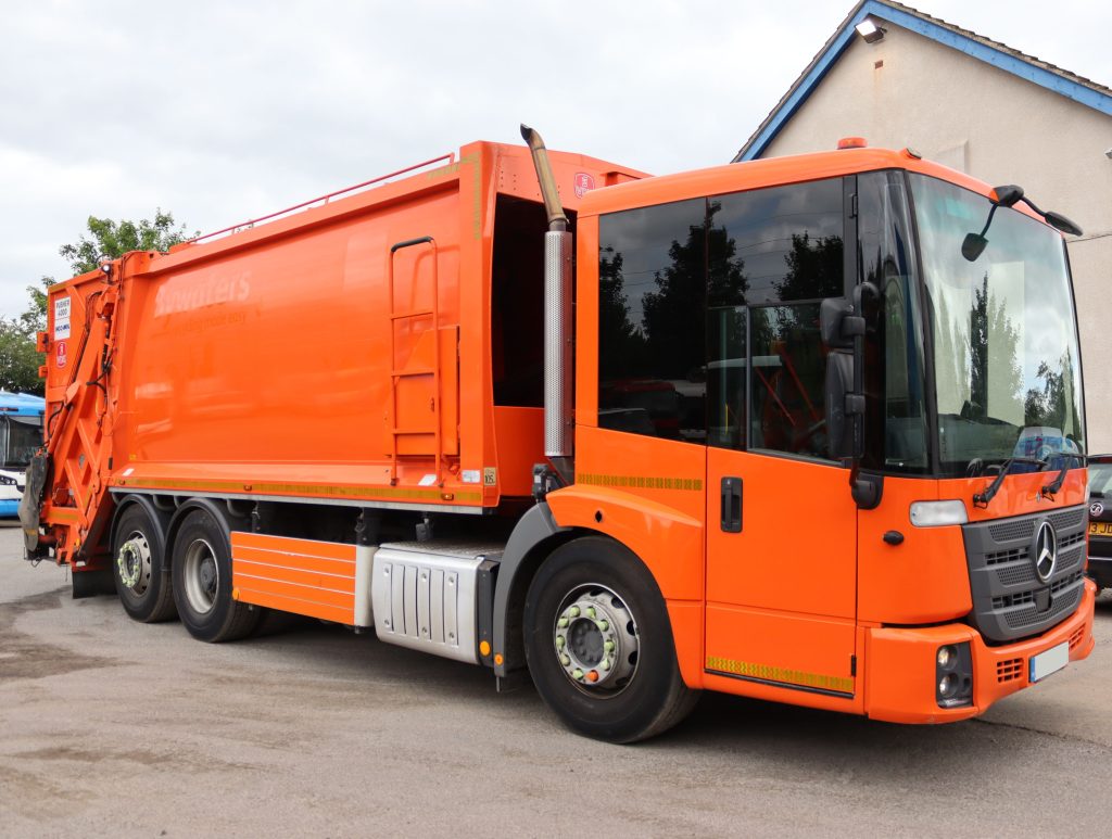 Front offside of a Mercedes Econic 2630L fitted with a MOL Pusher 4000 body and CB011 Trade lift
