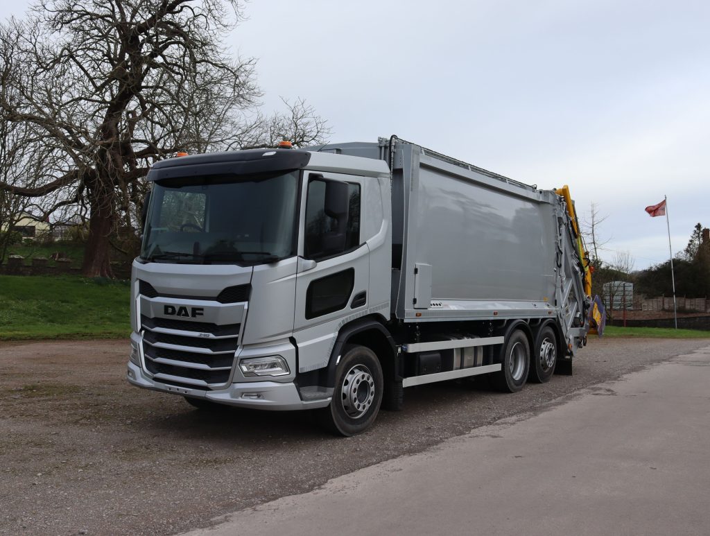 Front nearside of an RVS Hire DAF, MOL Pusher 4000, MAXLIFT CB011 REL