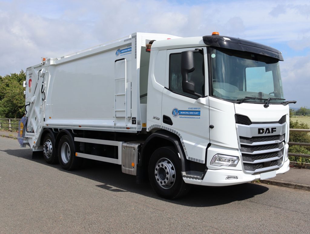 Front offside of an RVS Hire DAF fitted with MOL Pusher 4000 body and CB011 Trade lift