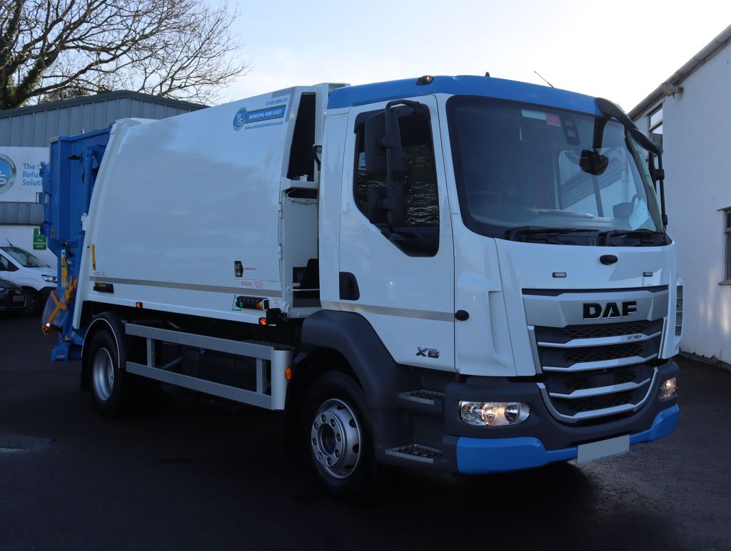 Front offside of an RVS Hire DAF fitted with NTM K-Maxi Twinpack body