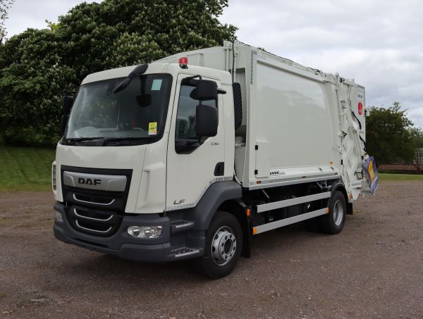 Front nearside of a DAF LF 230 fitted with MOL ECO23 body and CB013 Trade lift